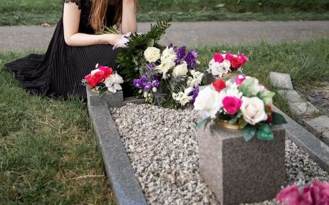 Как благоустроить цветник на могилу?