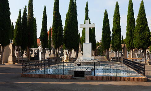 Cтатья Советы по выбору и сочетанию элементов мемориального комплекса: памятник, ограда, цветник, стела